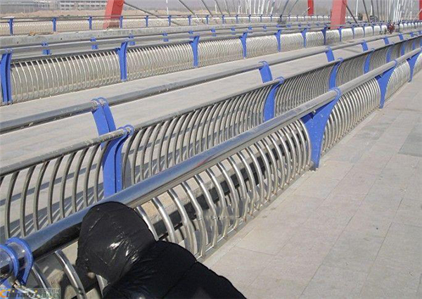 浙江不锈钢复合管护栏一种安全而耐用的防护解决方案
